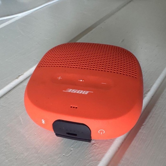 BOSE Waterproof Portable Speaker - Picture 3 of 4